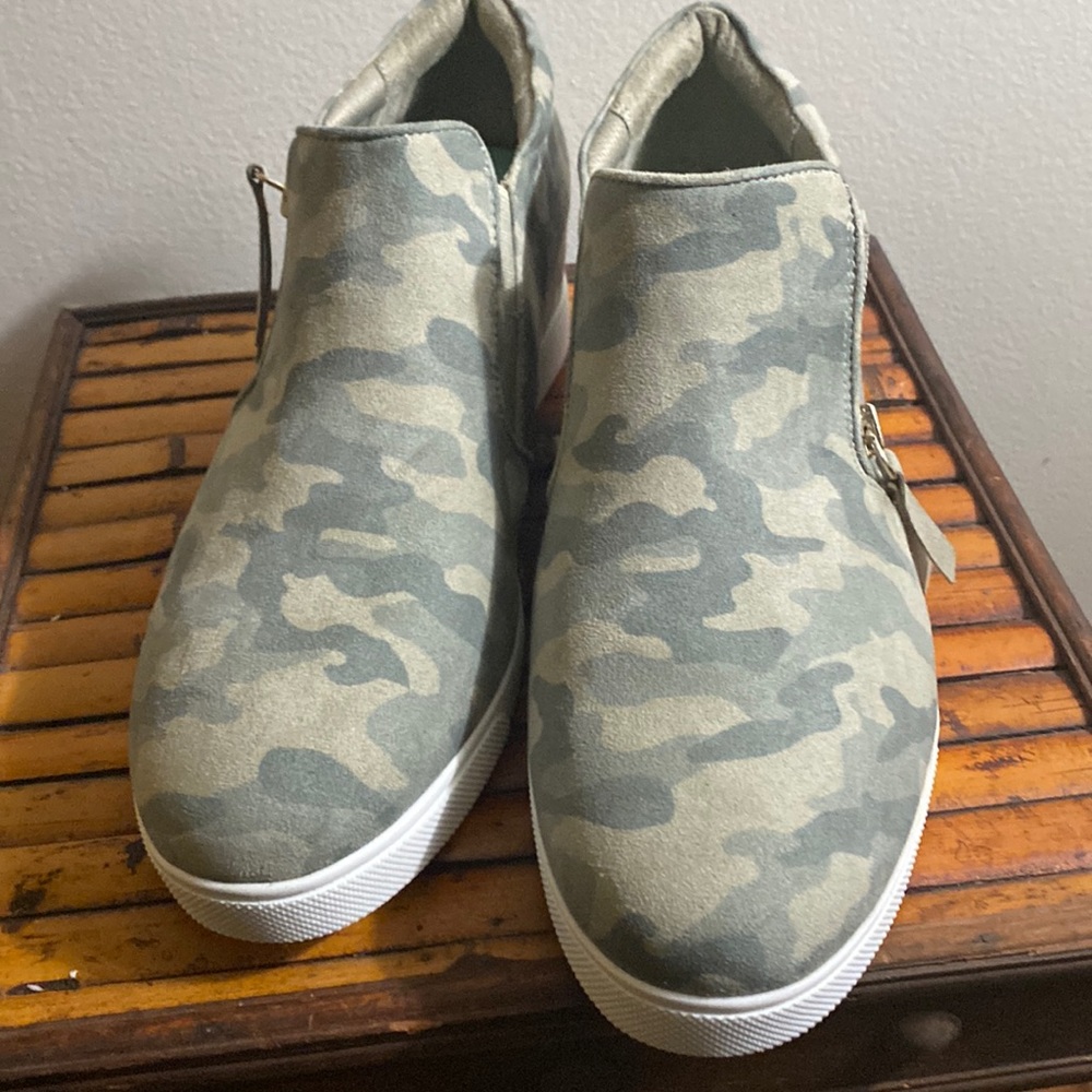 Dr. Scholls camaflouge shoes with side zip